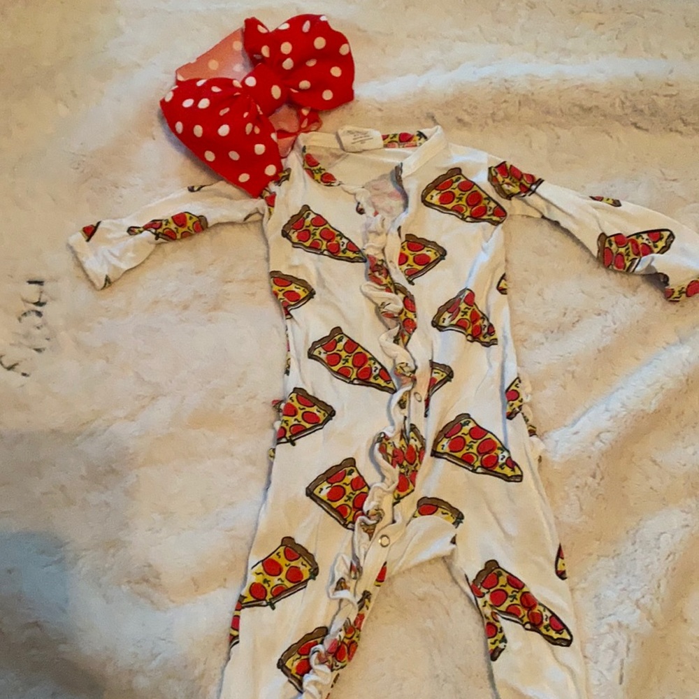 Spearmint love pizza ruffle snap footie with bow